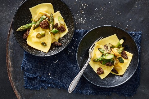 Ravioli mit Spargelragout
