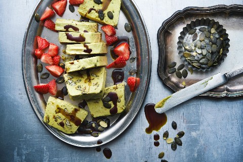 Semifreddo ai semi di zucca con fragole fresche