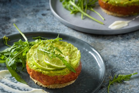 Rindstatar mit Dukkah, Avocado und Limette