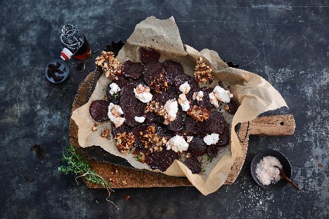 Barbabietole al forno con croccante di nocciole e pimento