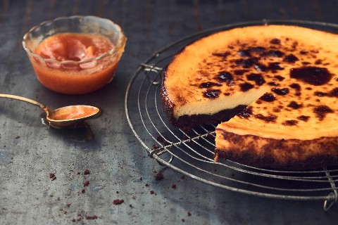 Cheesecake con coulis di papaia