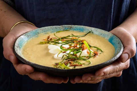 Marroni-Lauchcrème mit glasiertem Schinkenheu