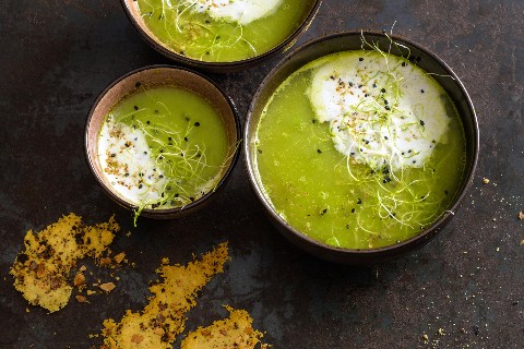Soupe de petits pois et chips au fromage