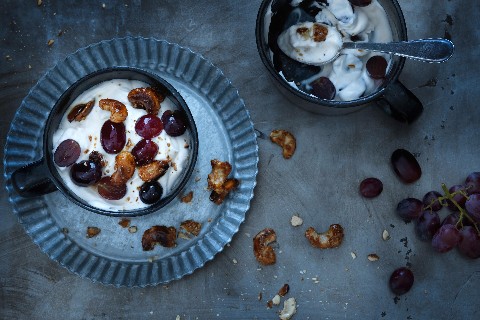 Crema di yogurt con uva e noci acagiù