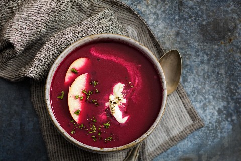 Potage à la betterave et à la pomme