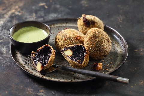 Arancini au riz noir et au parmesan
